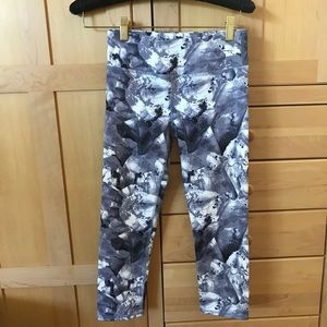 EUC. Fabletics XXS workout capri leggings.